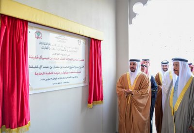 سمو الشيخ محمد بن سلمان بن حمد يفتتح مسجد محمد عبدالله بهلول وحرمه فاطمة صالح الخاجة