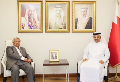 وزير الإعلام يستقبل الأديب والروائي أمين صالح ويشيد بإسهاماته في إثراء الساحة الأدبية الخليجية والعربية