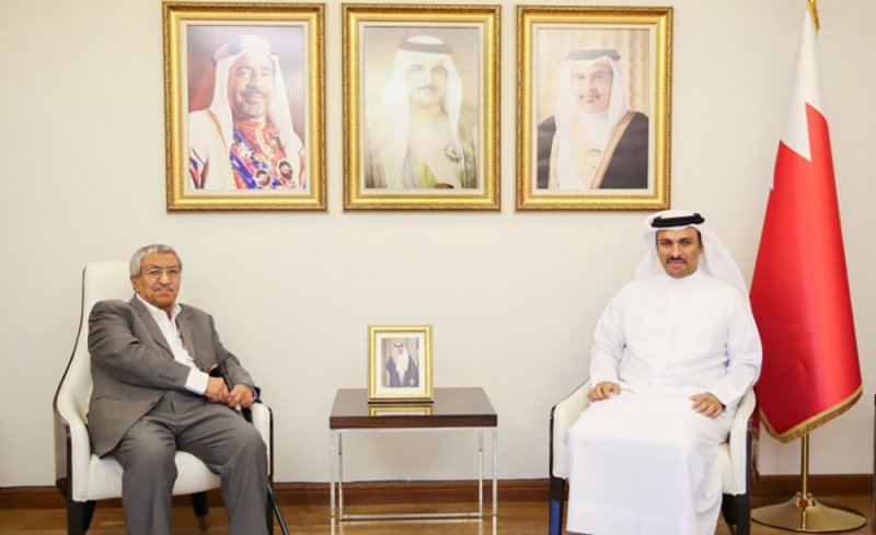 وزير الإعلام يستقبل الأديب والروائي أمين صالح ويشيد بإسهاماته في إثراء الساحة الأدبية الخليجية والعربية