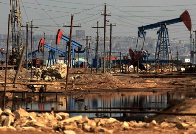 النفط يهبط من أعلى مستوى في عدة أشهر متأثرا بقوة الدولار