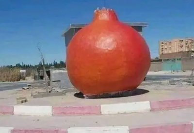 "رمانة زعلانة"! .. مجسم فاكهة في ميدان يستفزّ الجزائريين
