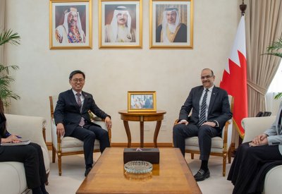 وزير الشؤون القانونية يستقبل سفير جمهورية كوريا لدى مملكة البحرين