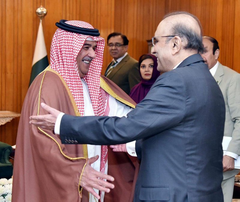 رئيس الحرس الوطني يبحث مع الرئيس الباكستاني سبل تطوير العلاقات بين البلدين