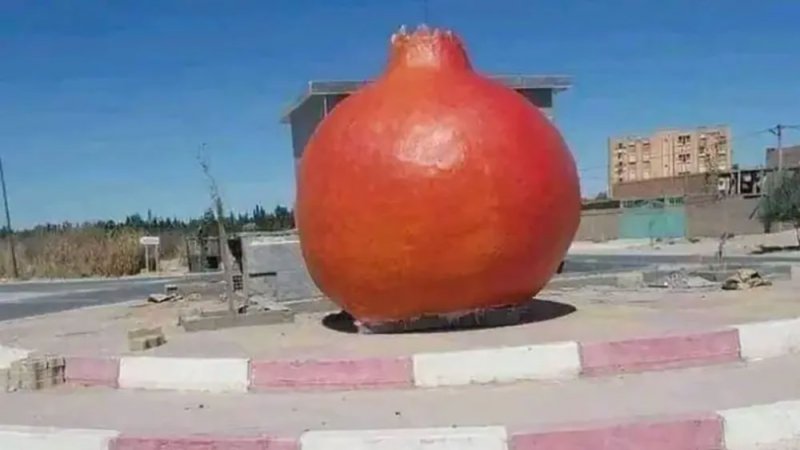 "رمانة زعلانة"! .. مجسم فاكهة في ميدان يستفزّ الجزائريين