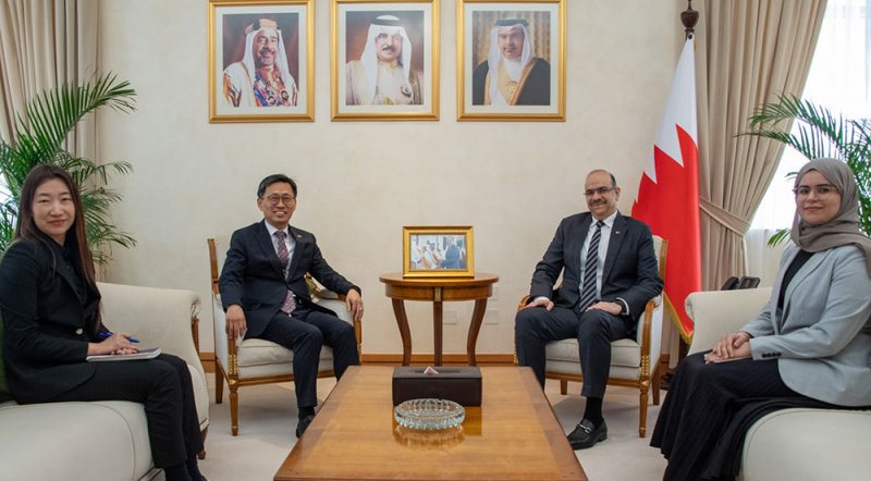 وزير الشؤون القانونية يستقبل سفير جمهورية كوريا لدى مملكة البحرين
