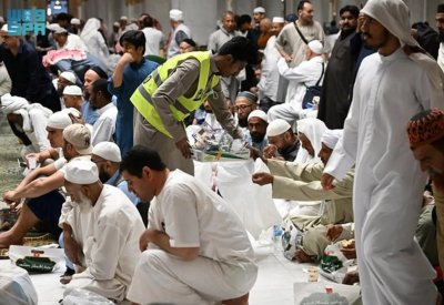 بعد الإفطار.. رفع أكثر من 3000 سفرة إفطار يوميًا في المسجد النبوي
