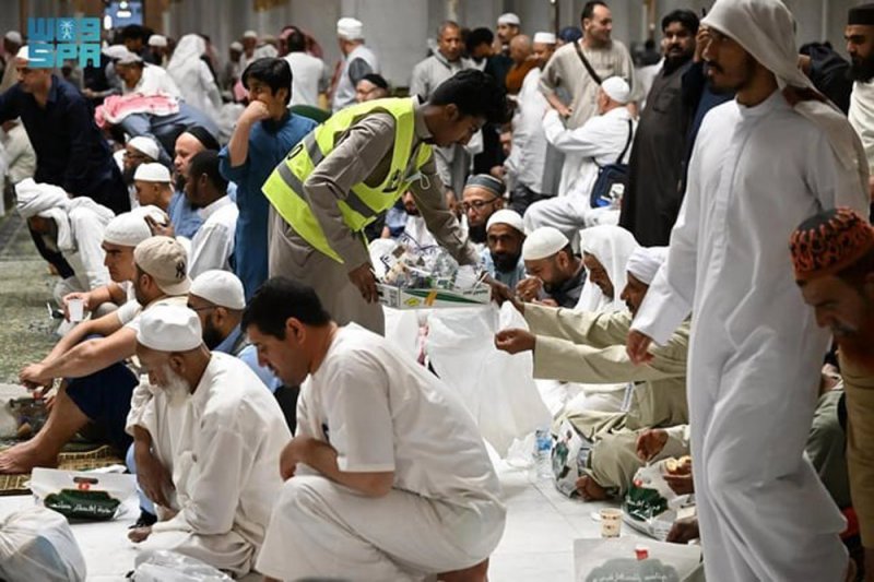بعد الإفطار.. رفع أكثر من 3000 سفرة إفطار يوميًا في المسجد النبوي