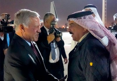 جلالة الملك المعظم في مقدمة مستقبلي ملك الأردن لدى وصوله إلى البلاد