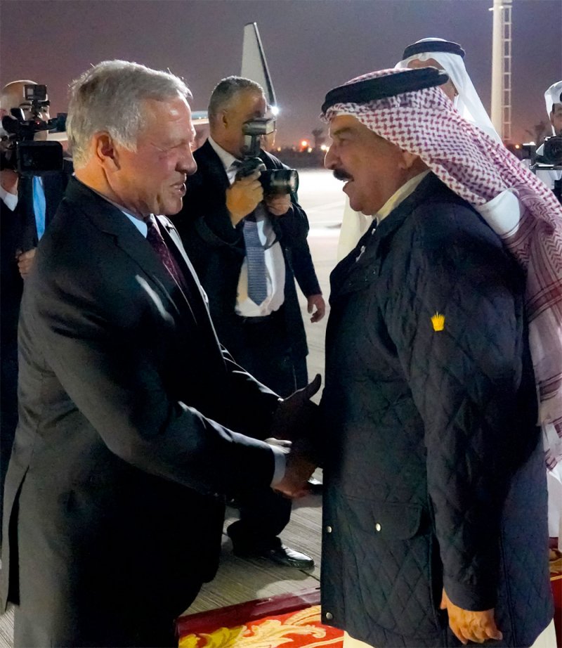 جلالة الملك المعظم في مقدمة مستقبلي ملك الأردن لدى وصوله إلى البلاد