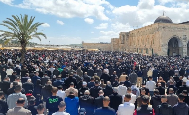 120 ألف مصل يؤدون صلاة الجمعة الثانية من رمضان في المسجد الأقصى