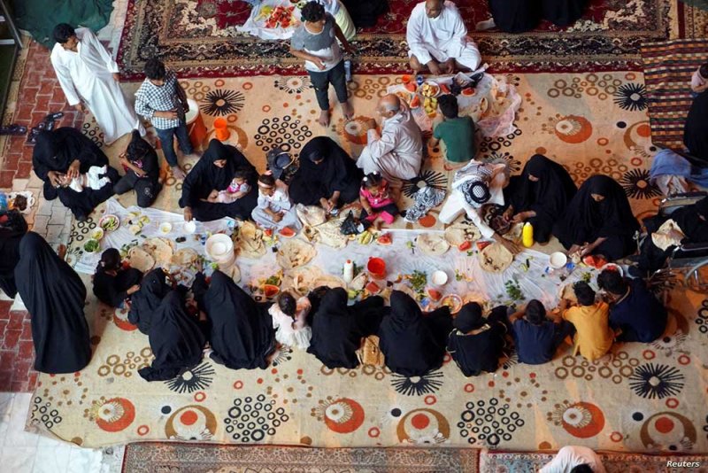 العراقيون يعيدون التراث الإسلامي في رمضان