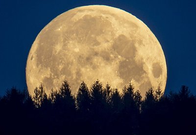 آل عصفور: اكتمال بدر رمضان تزامنا مع أول خسوف للقمر في العام 2024