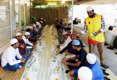 محافظ "العاصمة" يطلع على عملية توزيع وجبات إفطار صائم في عدد من المواقع
