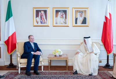 سعادة وزير الخارجية يتسلم نسخة من أوراق اعتماد سفير الجمهورية الإيطالية المُعين لدى مملكة البحرين