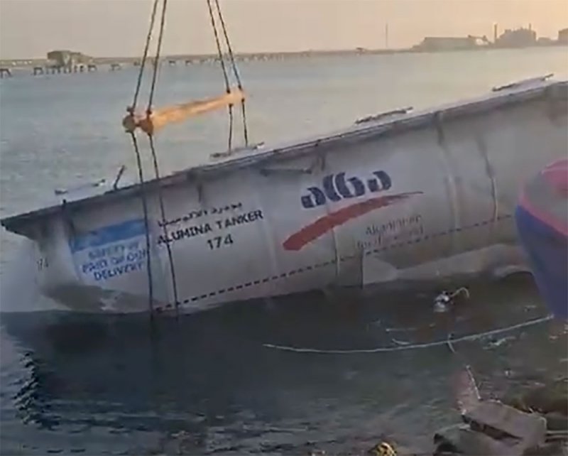 بالفيديو: سقوط شاحنة "البا" في البحر.. ولا أضرار