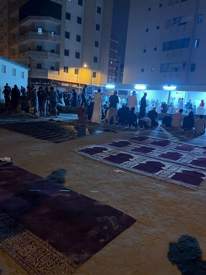 مصلو مجمع 111 في الحد يغرقون بالوحل