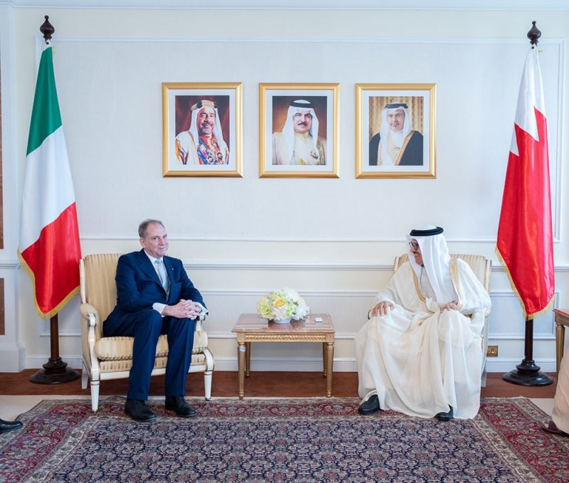 سعادة وزير الخارجية يتسلم نسخة من أوراق اعتماد سفير الجمهورية الإيطالية المُعين لدى مملكة البحرين