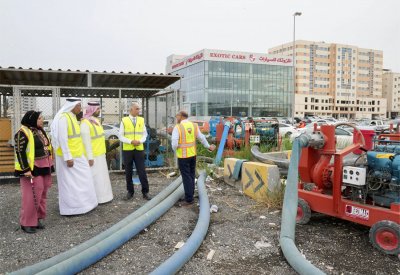 وزير الأشغال يتفقد مواقع تجمعات مياه الأمطار في شوارع مملكة البحرين الرئيسية