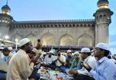 الهنود في رمضان.. يفطرون على التمر والملح ويأكلون بعد التراويح