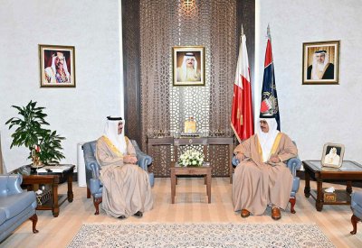 وزير الداخلية يستقبل سفير البحرين لدى الولايات المتحدة ويشيد بدور السفارة في تطوير أشكال التعاون بين البلدين