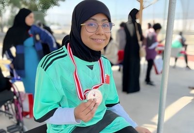 "يقين الزهراء" بطلة من ذوي العزيمة في ثانوية النور للبنات