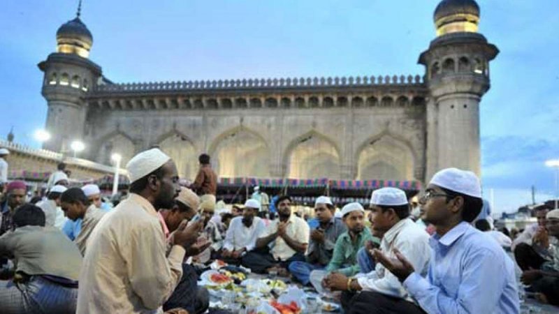 الهنود في رمضان.. يفطرون على التمر والملح ويأكلون بعد التراويح