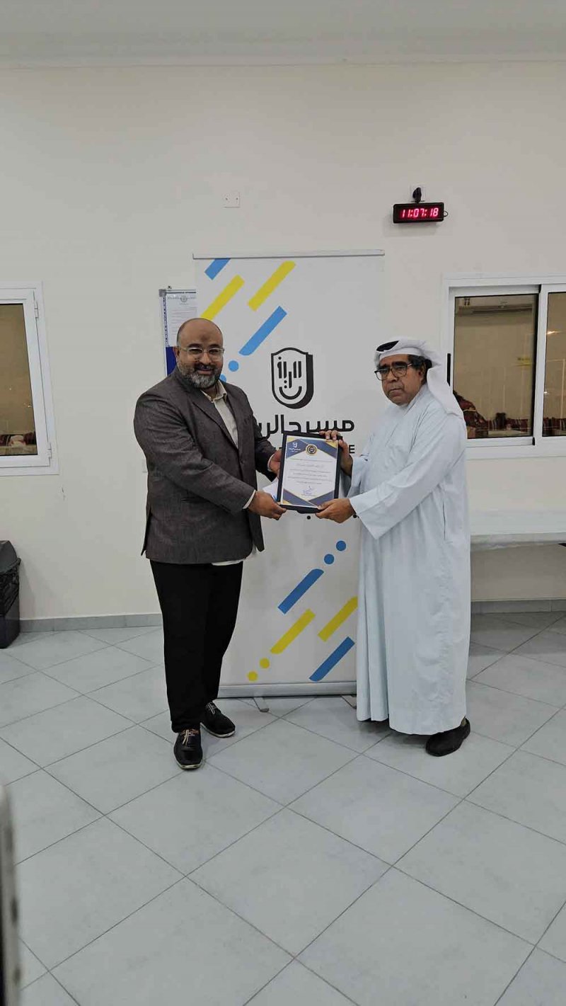 مسرح الريف في " غبقته الرمضانية " يكرم الفنان علي باقر بوسام التَّميز