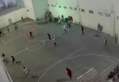 فيديو يوثق لحظة سقوط نزيل الإصلاح والتأهيل أثناء ممارسته كرة القدم