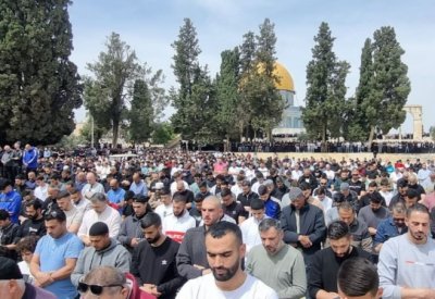 125 ألف فلسطيني يؤدون صلاة الجمعة الثالثة من رمضان بالمسجد الأقصى