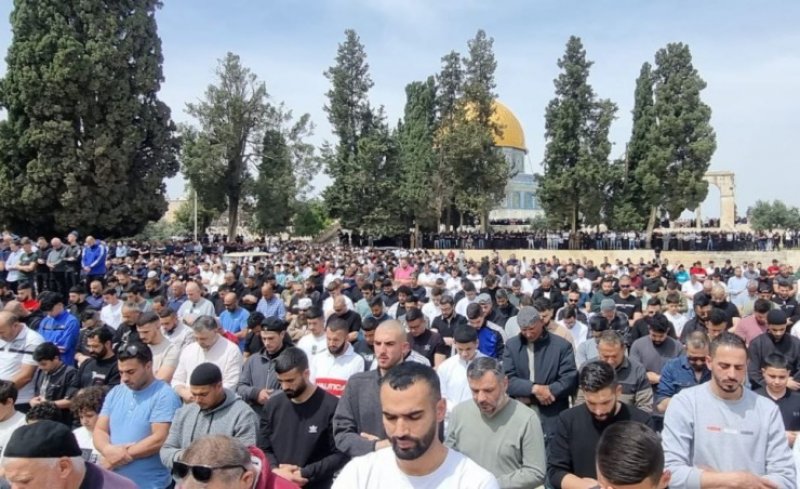 125 ألف فلسطيني يؤدون صلاة الجمعة الثالثة من رمضان بالمسجد الأقصى