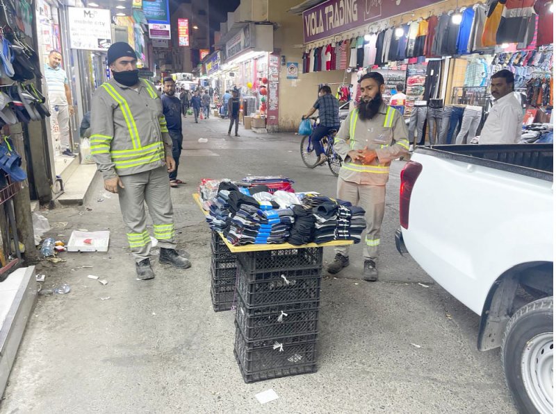 أمانة العاصمة للمواطنين: لا تشتروا من منتجات الباعة الجائلين