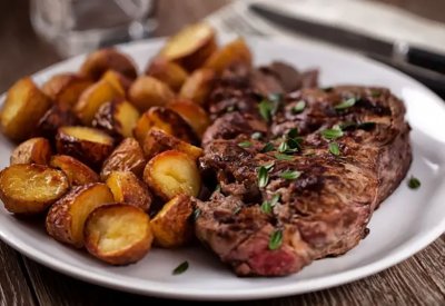 منها اللحم مع البطاطس.. تركيبات غذائية ترهق المعدة