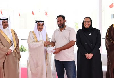 معالي الشيخ خالد بن عبد الله يزور "شرق سترة" ويسلّم المواطنين مفاتيح وحداتهم السكنية