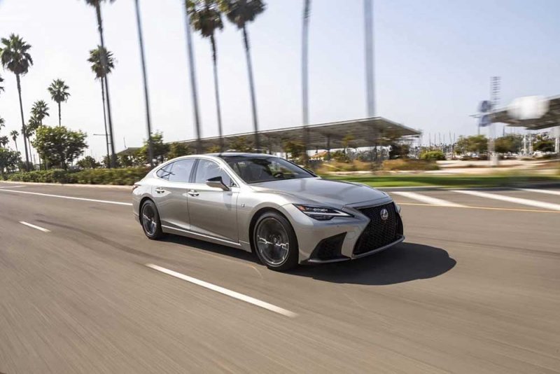 لكزس تنجح في اختبارات IIHS