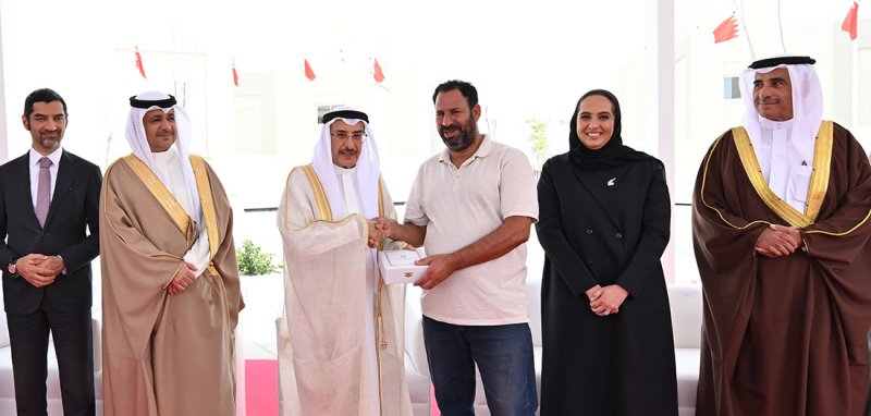 معالي الشيخ خالد بن عبد الله يزور "شرق سترة" ويسلّم المواطنين مفاتيح وحداتهم السكنية