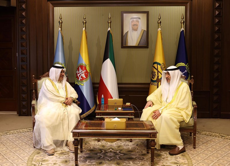 نائب رئيس مجلس الوزراء وزير الدفاع وزير الداخلية بالوكالة بدولة الكويت يستقبل سفير مملكة البحرين في الكويت