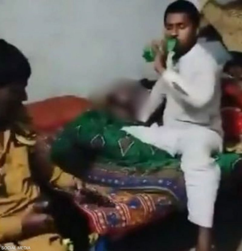 جريمة في باكستان.. أخ يخنق أخته والأب يكافئه بزجاجة ماء