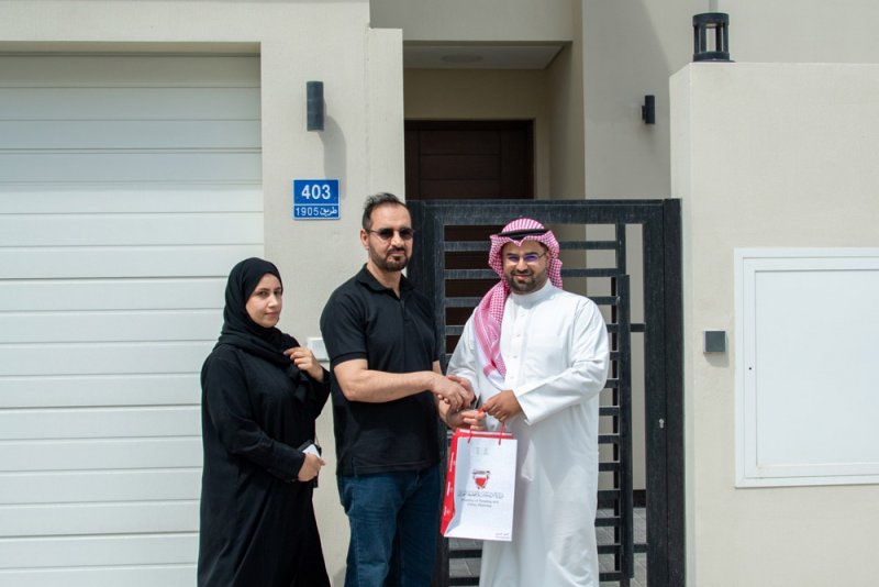 "الإسكان" تواصل تسليم مفاتيح وحدات المرحلة الأولى بمدينة "شرق سترة"