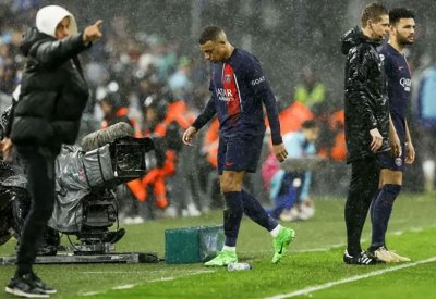 مبابي يثير "قلق" ريال مدريد.. وبيريز يستنجد بـ"والدته"