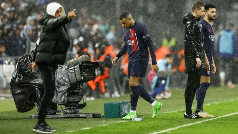 مبابي يثير "قلق" ريال مدريد.. وبيريز يستنجد بـ"والدته"