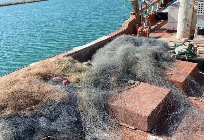 ضبط بانوش والقبض على 4 بحارة لمزاولتهم الصيد باستخدام شباك الجرف العائمة "الهيالي"