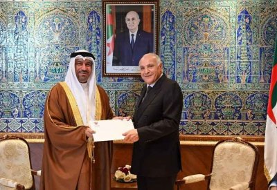 وزير الشؤون الخارجية والجالية الوطنية بالخارج بالجمهورية الجزائرية الديمقراطية الشعبية يتسلم نسخة من أوراق اعتماد سفير مملكة البحرين المعين في الجزائر