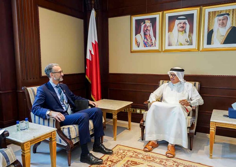 وزير الخارجية يستقبل سفير الولايات المتحدة الأمريكية لدى مملكة البحرين 