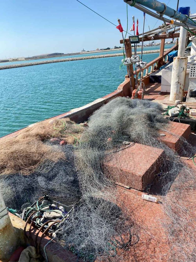 ضبط بانوش والقبض على 4 بحارة لمزاولتهم الصيد باستخدام شباك الجرف العائمة "الهيالي"