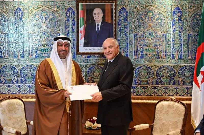 وزير الشؤون الخارجية والجالية الوطنية بالخارج بالجمهورية الجزائرية الديمقراطية الشعبية يتسلم نسخة من أوراق اعتماد سفير مملكة البحرين المعين في الجزائر