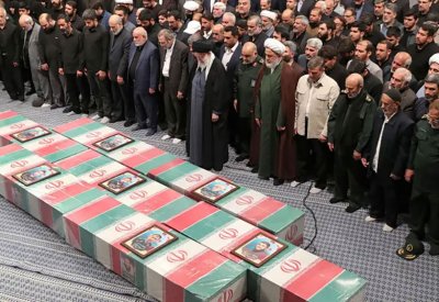 إيران تتوعد بمعاقبة إسرائيل خلال جنازة ضباط قتلوا في هجوم دمشق
