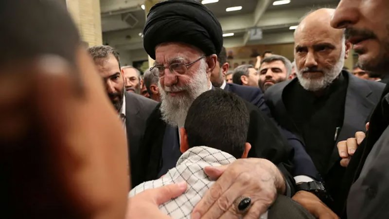 طهران تتوعد إسرائيل.. وآلاف الإيرانيين يشاركون بتشييع أفراد الحرس الثوري