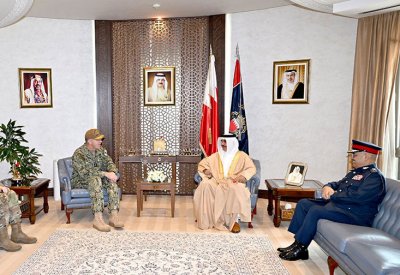 وزير الداخلية يستقبل قائد الأسطول الخامس ويشيد بالشراكة الاستراتيجية بين البحرين والولايات المتحدة