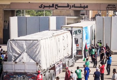 مصر تقرر رفع عدد شاحنات المساعدات إلى غزة