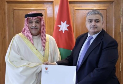 أمين عام وزارة الخارجية وشؤون المغتربين بالمملكة الأردنية الهاشمية يتسلم نسخة من أوراق اعتماد سفير مملكة البحرين المعين في عمّان